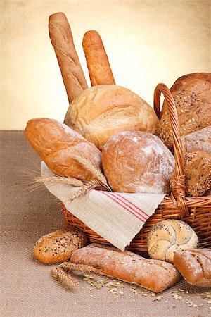 Various breads in basket on canvas tablecloth Foto de stock - Super Valor sin royalties y Suscripción, Código: 400-07088726