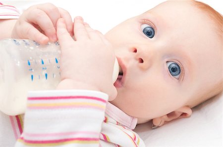 simsearch:400-06073989,k - Closeup of Baby Girl Drinking Milk from Bottle - Shallow Depth of Field Photographie de stock - Aubaine LD & Abonnement, Code: 400-07088758