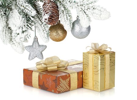 simsearch:400-04272073,k - Gift box and christmas decor under snowy fir tree. Isolated on white background Foto de stock - Super Valor sin royalties y Suscripción, Código: 400-07088997