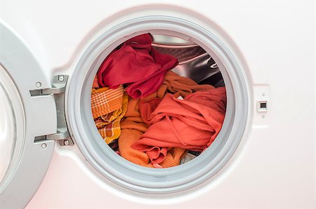 Close up of a washing machine loaded with red clothes. Stockbilder - Microstock & Abonnement, Bildnummer: 400-07089235