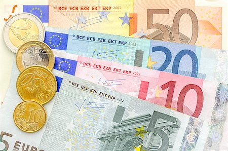 simsearch:400-05910968,k - Top view of Euro coins on banknotes. Foto de stock - Super Valor sin royalties y Suscripción, Código: 400-07089273