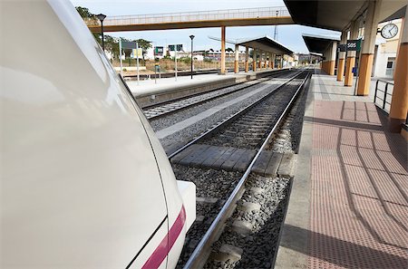 Railway station with platforms and train horizontal Foto de stock - Royalty-Free Super Valor e Assinatura, Número: 400-07094411