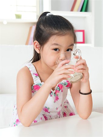 simsearch:400-04218582,k - Drinking milk. Happy Asian kid drink milk at home. Beautiful child. Healthcare concept. Stockbilder - Microstock & Abonnement, Bildnummer: 400-07094849