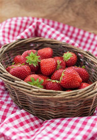 simsearch:400-08672192,k - Fresh strawberries in a basket on the background of a checkered tablecloth Photographie de stock - Aubaine LD & Abonnement, Code: 400-07096507