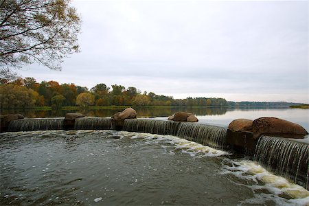 simsearch:400-07107314,k - Waterfall against overcast sky in autumn Fotografie stock - Microstock e Abbonamento, Codice: 400-07096627