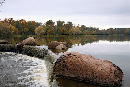 simsearch:400-07107314,k - Stone and waterfall against overcast sky in autumn Fotografie stock - Microstock e Abbonamento, Codice: 400-07096629