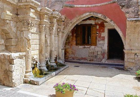 rethymno - Old fountain in the center of Rethymno for hundreds of years. But he also encouraged passersby for its clear water and cool. Stockbilder - Microstock & Abonnement, Bildnummer: 400-07098046