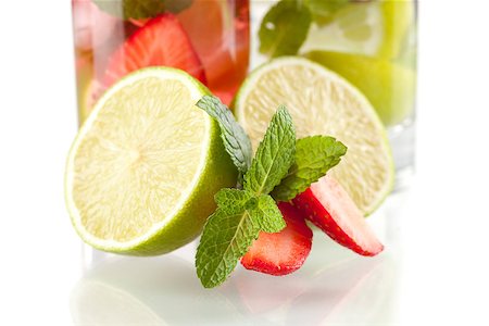 simsearch:400-06913325,k - Lime, strawberry and mint isolated on white background Stockbilder - Microstock & Abonnement, Bildnummer: 400-07098157