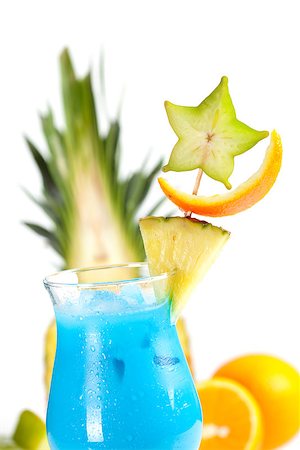 simsearch:400-06913325,k - Blue Hawaii tropical cocktail with pineapple and carambola isolated on white background Stockbilder - Microstock & Abonnement, Bildnummer: 400-07098170