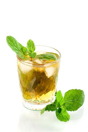 simsearch:400-07099182,k - Alcohol cocktail with whiskey and mind isolated on white background Photographie de stock - Aubaine LD & Abonnement, Code: 400-07098286