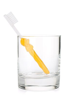 simsearch:400-04552289,k - Baby toothbrush in a glass. Isolated on white background Foto de stock - Super Valor sin royalties y Suscripción, Código: 400-07098567