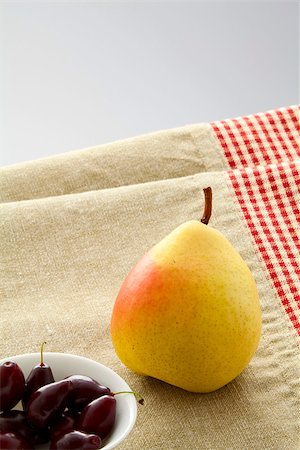 simsearch:824-02888213,k - Ripe pear and dogwood berries on a linen napkin Foto de stock - Royalty-Free Super Valor e Assinatura, Número: 400-07098714