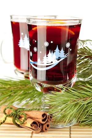 simsearch:400-06464230,k - Mulled wine (Punch) with orange slices and cinnamon Foto de stock - Royalty-Free Super Valor e Assinatura, Número: 400-07099066