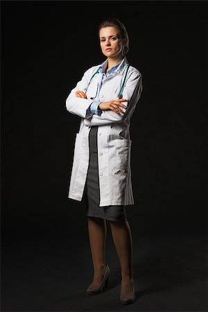 simsearch:400-07099882,k - Full length portrait of serious doctor woman on black background Photographie de stock - Aubaine LD & Abonnement, Code: 400-07099872
