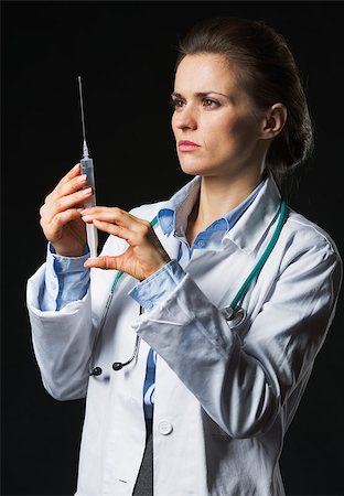 simsearch:400-07099823,k - Doctor woman using syringe on black background Stock Photo - Budget Royalty-Free & Subscription, Code: 400-07099883