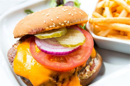 simsearch:400-04033593,k - American cheese burger with fresh salad Stockbilder - Microstock & Abonnement, Bildnummer: 400-07090192