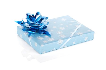simsearch:400-06360703,k - Blue christmas gift box with ribbon and bow. Isolated on white background Stockbilder - Microstock & Abonnement, Bildnummer: 400-07090551