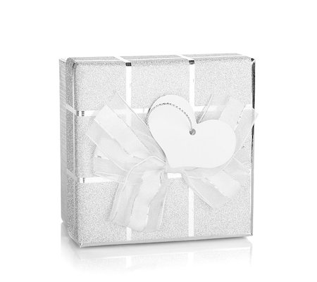 simsearch:400-06360703,k - Silver gift box with bow and heart label. Isolated on white background Stockbilder - Microstock & Abonnement, Bildnummer: 400-07090567