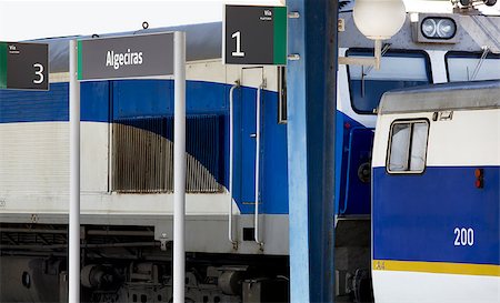 Train on platforms with signpost daylight horizontal Foto de stock - Royalty-Free Super Valor e Assinatura, Número: 400-07091246