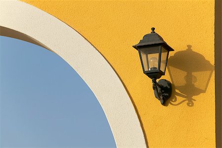 Old electric lamp on a yellow wall Foto de stock - Royalty-Free Super Valor e Assinatura, Número: 400-07091251