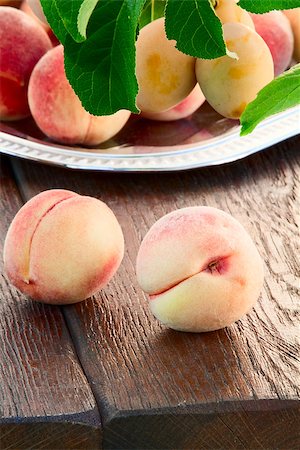 simsearch:400-06101333,k - Ripe goldish velvety peaches and yellow plums Stock Photo - Budget Royalty-Free & Subscription, Code: 400-07091413