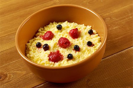 porridge and berries - Millet porridge with berry in brown bowl on table Stock Photo - Budget Royalty-Free & Subscription, Code: 400-07091528