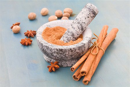 simsearch:400-08070604,k - cinnamon powdered in mortar  on blue  wooden table Stockbilder - Microstock & Abonnement, Bildnummer: 400-07091551