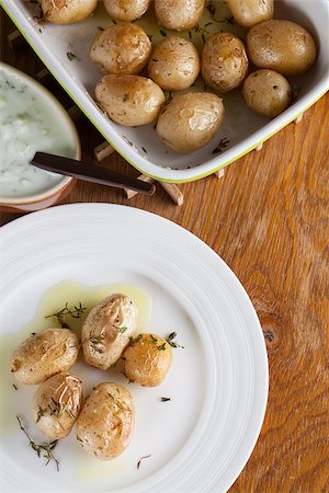 simsearch:400-05749089,k - Roasted baby potatoes with thyme, olive oil and salt with tzatziki Foto de stock - Royalty-Free Super Valor e Assinatura, Número: 400-07091568