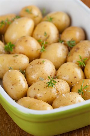 simsearch:400-07261302,k - Baby potatoes with thyme, olive oil and salt on baking sheet Photographie de stock - Aubaine LD & Abonnement, Code: 400-07091570