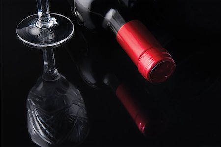 simsearch:400-04892457,k - bottle of wine and a glass of red label on a black mirrored background Fotografie stock - Microstock e Abbonamento, Codice: 400-07092114