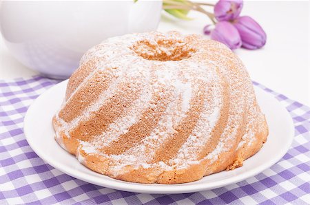 poux - Guglhupf - Traditional Gugelhupf Sponge Cake and Tulip Flowers on Table Photographie de stock - Aubaine LD & Abonnement, Code: 400-07092343