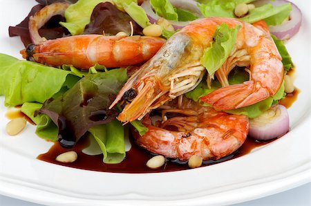 simsearch:400-07039898,k - Delicious Salad with Fried Prawns, Mix Fresh Greens and Soy Sauce closeup on White plate Foto de stock - Royalty-Free Super Valor e Assinatura, Número: 400-07092915