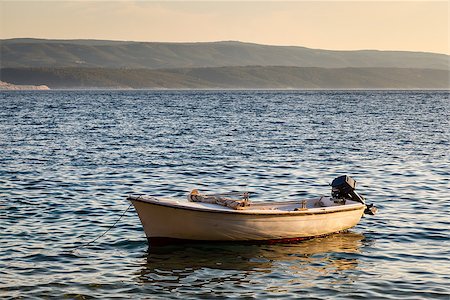 simsearch:400-04534228,k - Lonely Boat and Island Brac at Sunset, Dalmatia, Croatia Foto de stock - Super Valor sin royalties y Suscripción, Código: 400-07093159