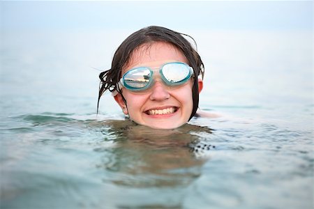 Closeup portrait of smiling teenage girl with goggles in water Foto de stock - Super Valor sin royalties y Suscripción, Código: 400-07093275