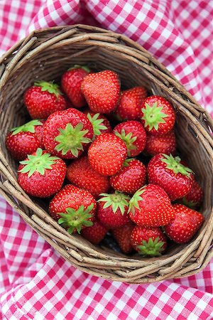simsearch:400-08672192,k - Fresh strawberries in a basket on the background of a checkered tablecloth Photographie de stock - Aubaine LD & Abonnement, Code: 400-07093524