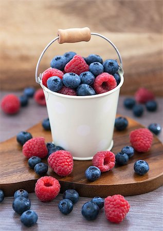 simsearch:400-05147624,k - Fresh blueberries and raspberries in a white bucket on  wooden background Foto de stock - Super Valor sin royalties y Suscripción, Código: 400-07093523