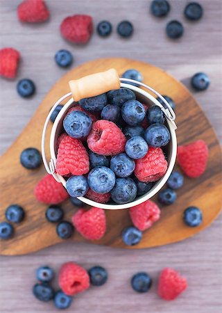 simsearch:400-05147624,k - Fresh blueberries and raspberries in a white bucket on  wooden background Foto de stock - Super Valor sin royalties y Suscripción, Código: 400-07093637