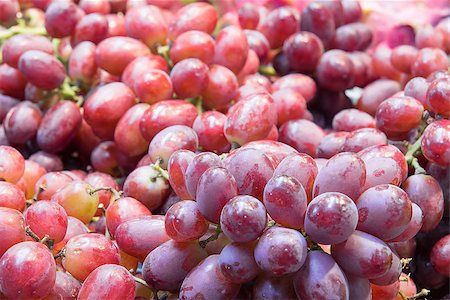 simsearch:400-06750784,k - Seedless Red Grapes Bunches at Farmers Market Closeup Photographie de stock - Aubaine LD & Abonnement, Code: 400-07093814