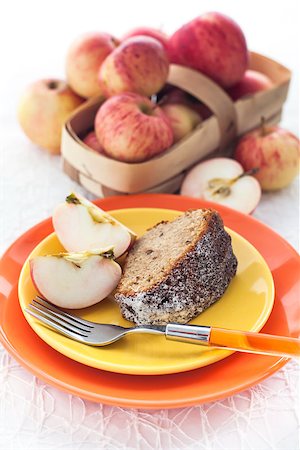 simsearch:400-06946823,k - Piece of homemade apple bundt cake on yellow plate with red apples on the background Fotografie stock - Microstock e Abbonamento, Codice: 400-07106496