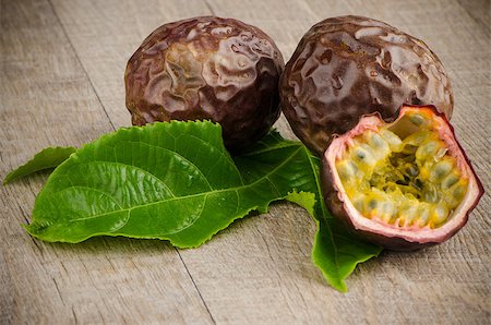passiflora - Passion fruits on wooden background Photographie de stock - Aubaine LD & Abonnement, Code: 400-07107053