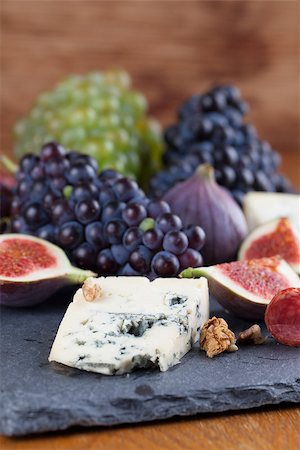 simsearch:400-06741554,k - Slate board with blue cheese, blue and green grapes, figs, walnuts and salami Foto de stock - Royalty-Free Super Valor e Assinatura, Número: 400-07107064