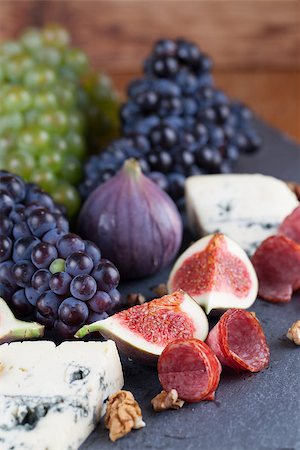 simsearch:400-06741554,k - Slate board with blue cheese, blue and green grapes, figs, walnuts and salami Foto de stock - Royalty-Free Super Valor e Assinatura, Número: 400-07107065