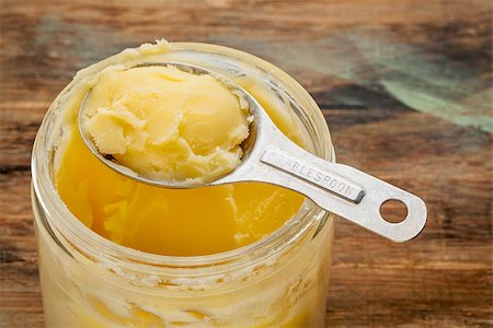 pixelsaway (artist) - jar and measuring tablespoon of ghee - clarified butter Foto de stock - Royalty-Free Super Valor e Assinatura, Número: 400-07107125