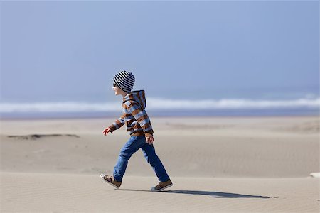 positive little boy walking at the beautiful sandy beach in bandon, oregon Stock Photo - Budget Royalty-Free & Subscription, Code: 400-07100427