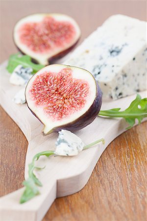 simsearch:400-06741554,k - Blue cheese and fresh figs on a cutting board Foto de stock - Royalty-Free Super Valor e Assinatura, Número: 400-07100569