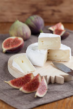 simsearch:400-06741554,k - Camembert and fresh figs on a cutting board Foto de stock - Royalty-Free Super Valor e Assinatura, Número: 400-07100570
