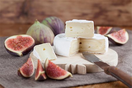 simsearch:400-06741554,k - Camembert and fresh figs on a cutting board Foto de stock - Royalty-Free Super Valor e Assinatura, Número: 400-07100571