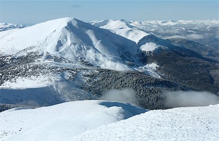 simsearch:400-07101023,k - Morning sunny winter mountain landscape with low-hanging clouds over ridge (Carpathian, Ukraine). Photographie de stock - Aubaine LD & Abonnement, Code: 400-07101009