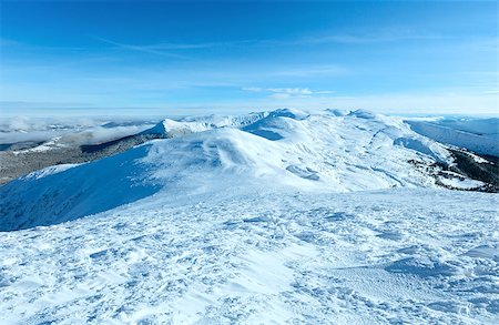 simsearch:400-07101023,k - Sunny winter mountain landscape with low-hanging clouds and snowy ridge. (Chornohora , Carpathian, Ukraine). Photographie de stock - Aubaine LD & Abonnement, Code: 400-07101014