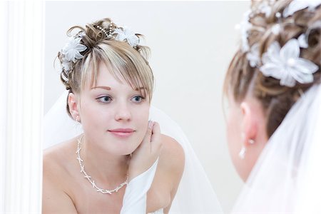 simsearch:400-05208182,k - a beautiful bride by a big mirror Photographie de stock - Aubaine LD & Abonnement, Code: 400-07101026